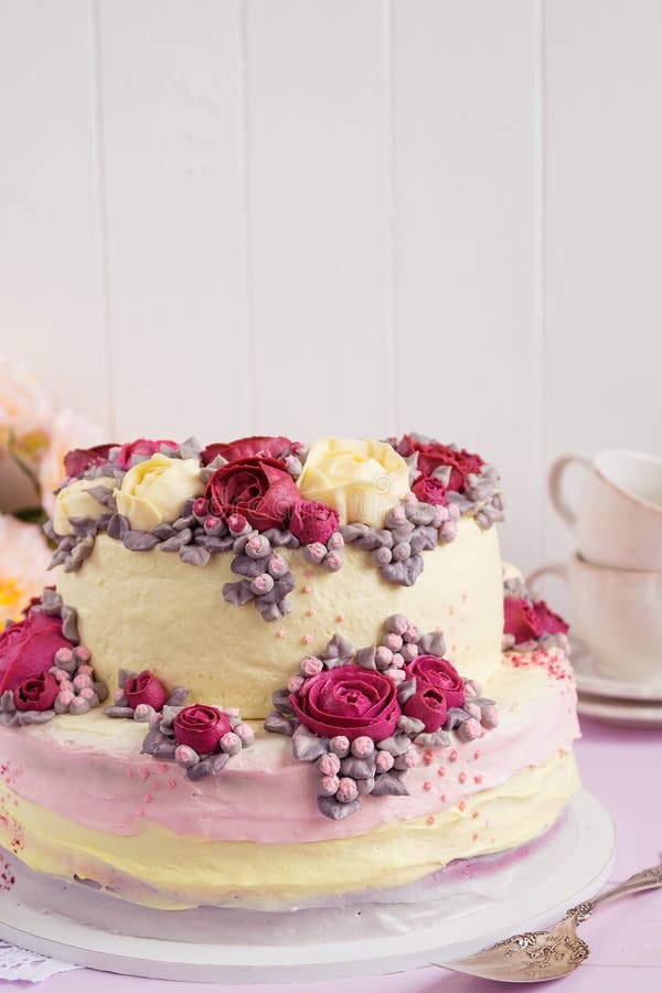 Eleganter Kuchen Verziert Mit Rosafarbenen Blumen Burgunder-Creme