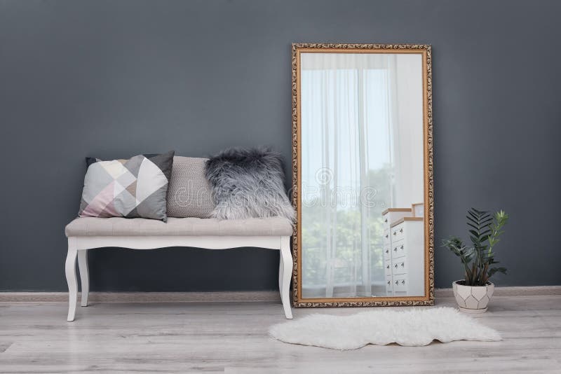 Eleganter Rauminnenraum mit großem Spiegel lizenzfreie stockfotografie