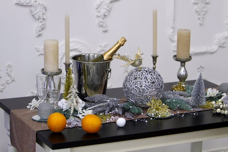 Eleganter und stilvoller Tabellenentwurf für Weihnachten und neues Jahr lizenzfreie stockfotografie Eleganter und stilvoller Tabellenentwurf für Weihnachten und neues Jahr lizenzfreie stockfotografie