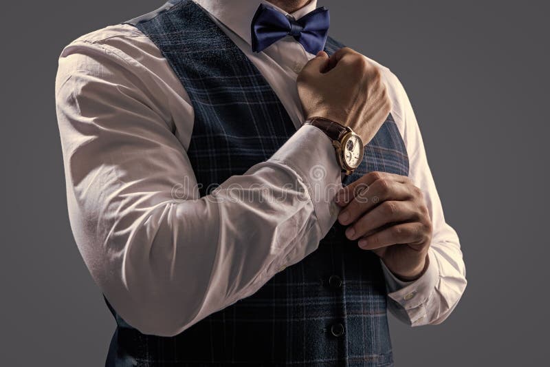Elegantes Uhrenzubehör. Zeit. Eleganter Gentleman auf grau. Männliches Zubehör. Gentleman Bowtie Show Luxus Uhr lizenzfreie stockbilder