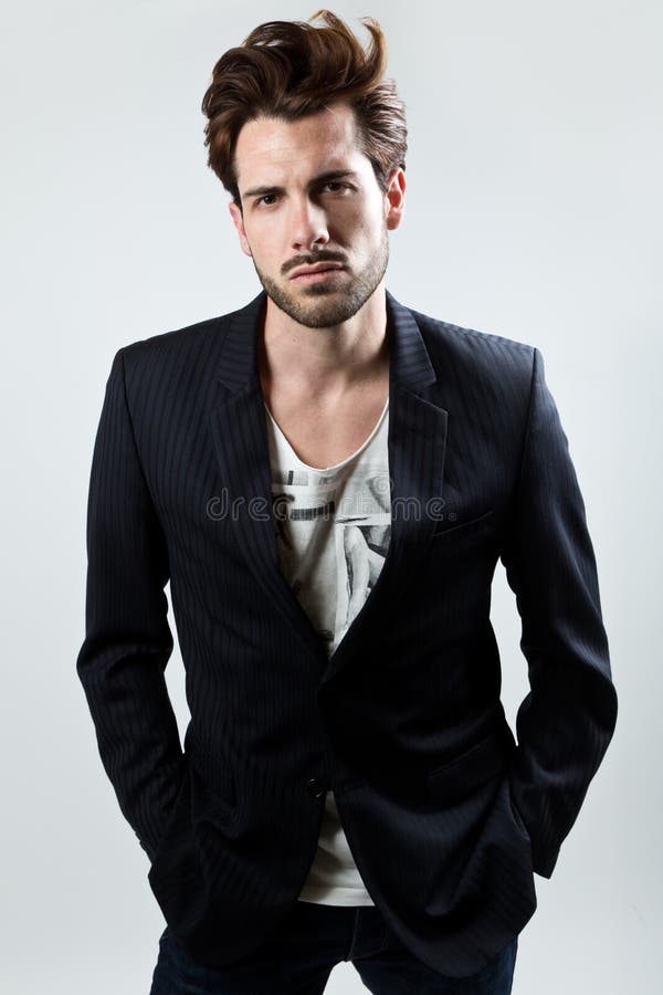 Elegant ung och stilig man. arkivfoto