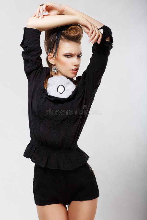Eleganz. Luxus. Ultramoderne reizend Dame in den schwarzen kurzen Hosen. Mode-Art lizenzfreies stockbild Eleganz. Luxus. Ultramoderne reizend Dame in den schwarzen kurzen Hosen. Mode-Art lizenzfreies stockbild