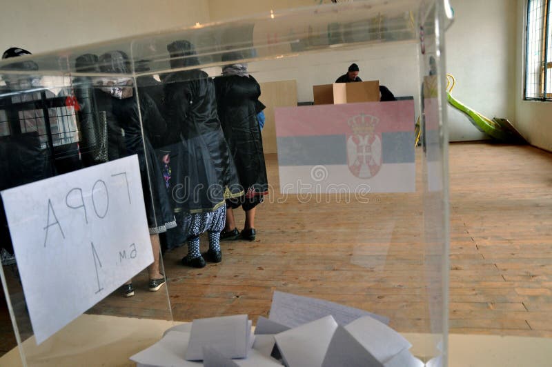Eleições parlamentares para o conjunto da Sérvia em Kosovo imagens de stock Eleições parlamentares para o conjunto da Sérvia em Kosovo imagens de stock
