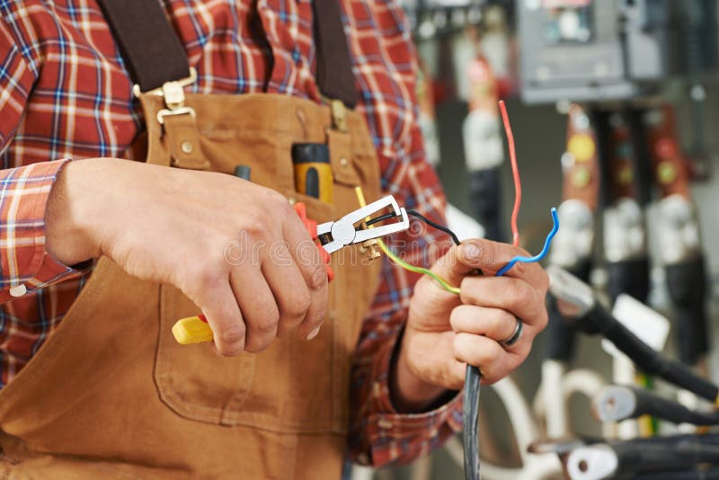 Elektricien bij de bedrading van het werk stock fotografie Elektricien bij de bedrading van het werk stock fotografie