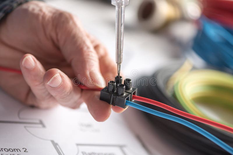 Elektricien verbindende draden in eindblok royalty-vrije stock afbeelding Elektricien verbindende draden in eindblok royalty-vrije stock afbeelding