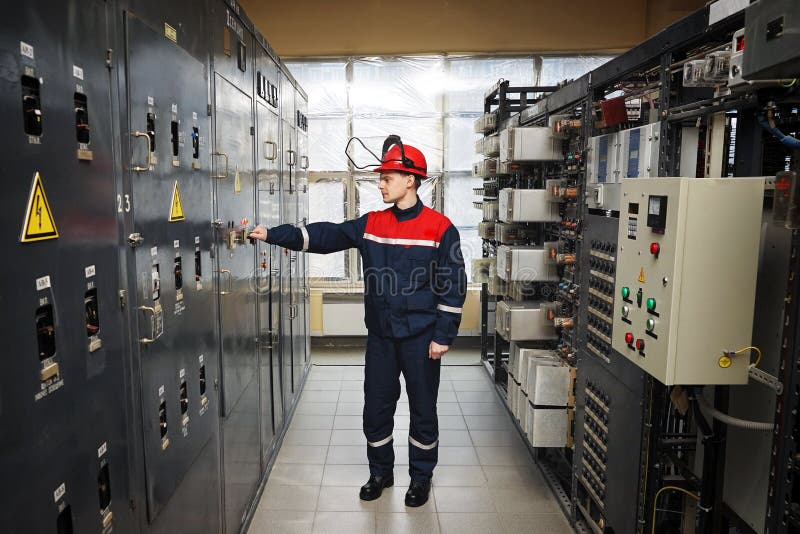 Elektriciens in beschermende helm stock afbeelding Elektriciens in beschermende helm stock afbeelding