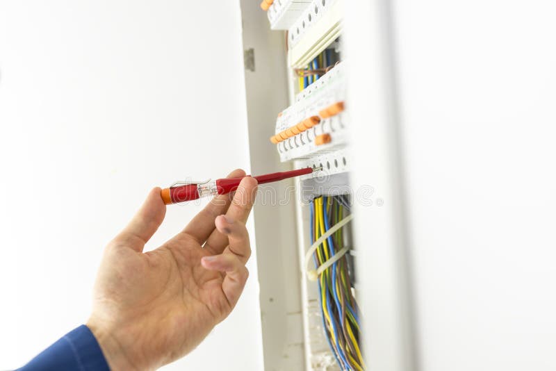 Elektriker, der eine elektrische Leiterplatte prüft stockfoto Elektriker, der eine elektrische Leiterplatte prüft stockfoto