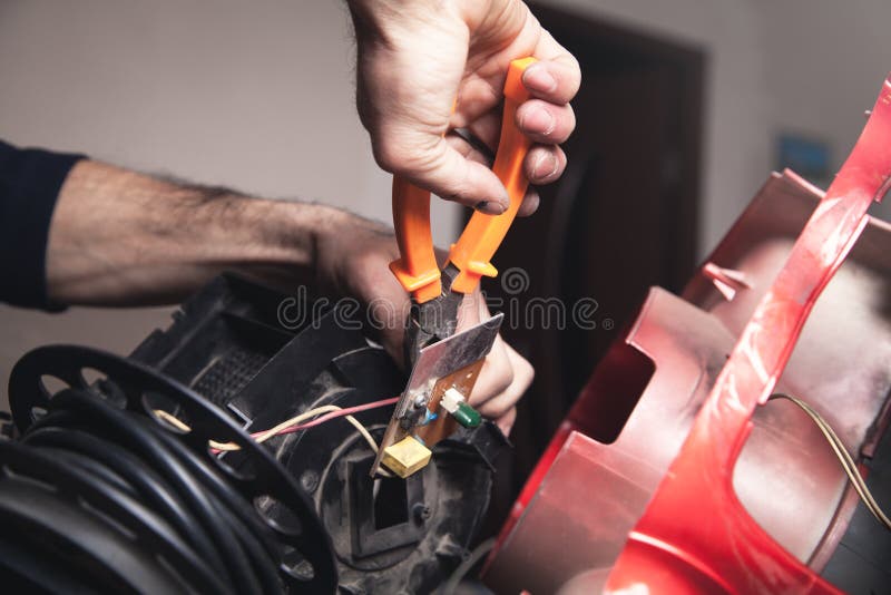 Elektriker, der Kabel mit Schneidern schneidet lizenzfreie stockfotos Elektriker, der Kabel mit Schneidern schneidet lizenzfreie stockfotos