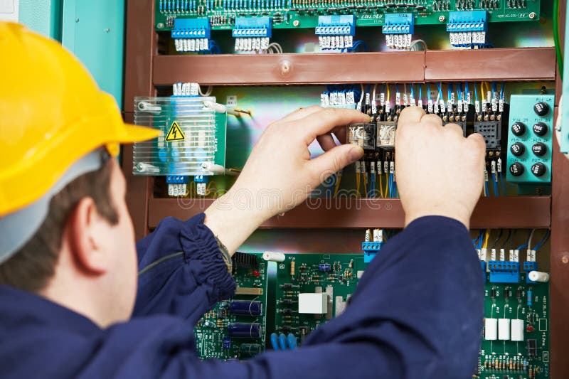 Elektriker an der Sicherungeinheit ersetzen Arbeit lizenzfreies stockfoto Elektriker an der Sicherungeinheit ersetzen Arbeit lizenzfreies stockfoto