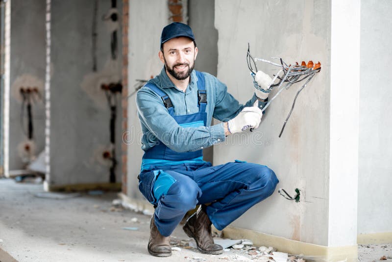 Elektriker, der zuhause Verdrahtung anbringt lizenzfreie stockfotografie Elektriker, der zuhause Verdrahtung anbringt lizenzfreie stockfotografie