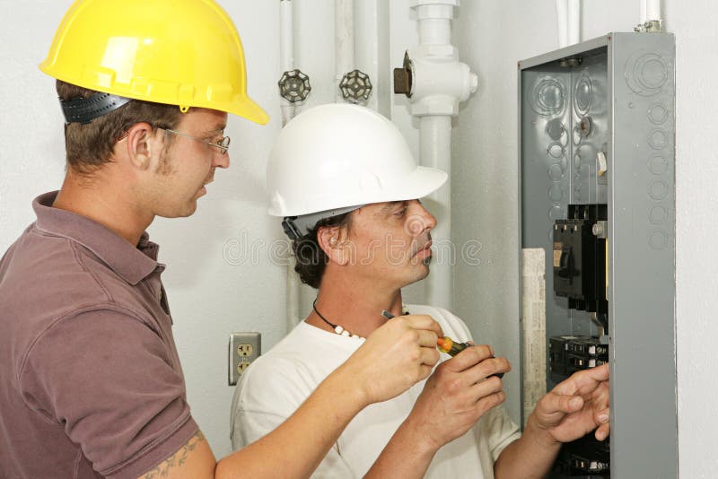 Elektriker, die Panel verdrahten stockfoto Elektriker, die Panel verdrahten stockfoto