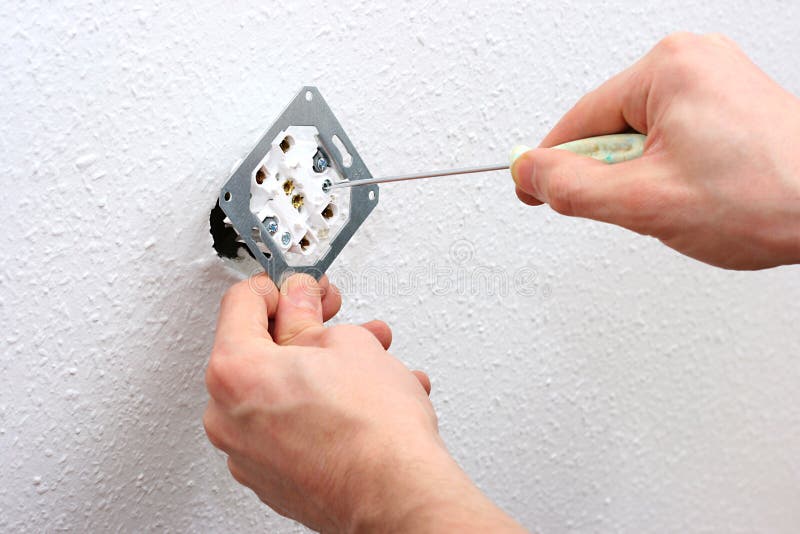 elektriker som installerar stickkontaktväggen royaltyfri fotografi elektriker som installerar stickkontaktväggen royaltyfri fotografi