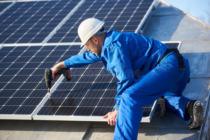 Elektrikermontagesonnenkollektor auf Dach des modernen Hauses lizenzfreie stockfotos Elektrikermontagesonnenkollektor auf Dach des modernen Hauses lizenzfreie stockfotos