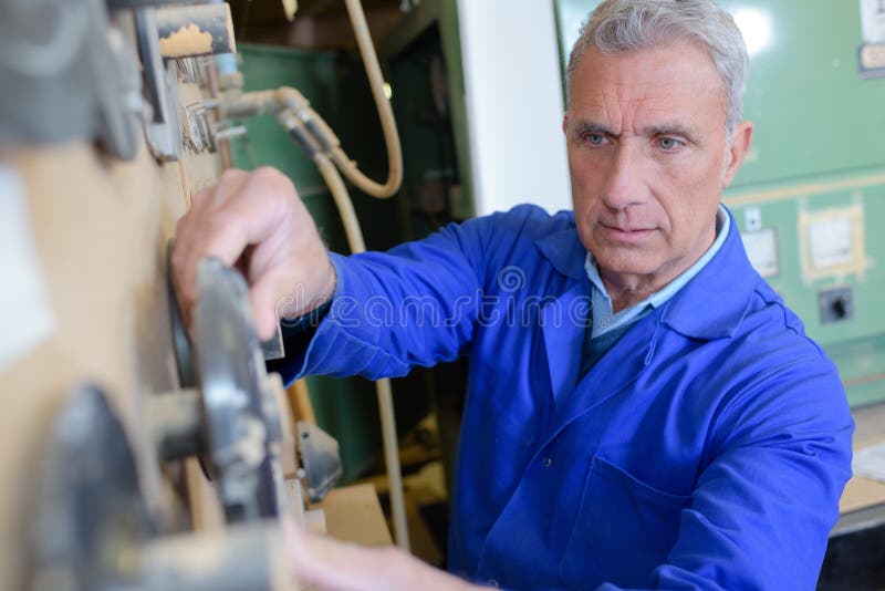 Elektrikerrepairman i arbetskläder royaltyfria bilder Elektrikerrepairman i arbetskläder royaltyfria bilder