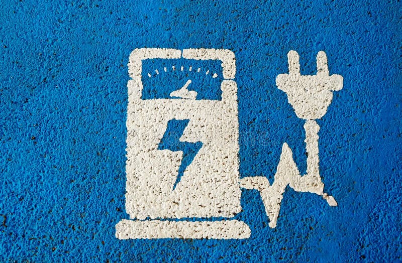 Elektrisch voertuig die openbaar postteken op blauw geschilderd asfalt laden