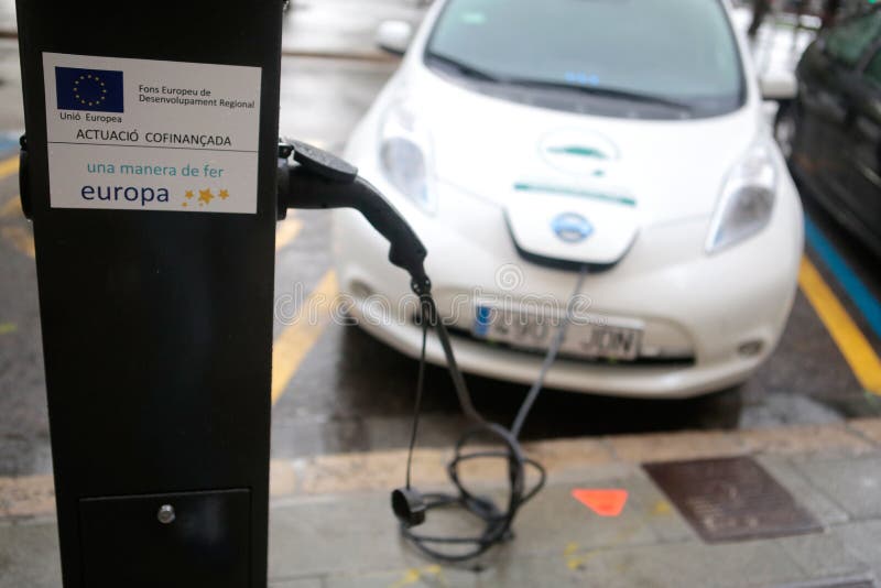 Elektrische auto die in een openbaar punt in palma DE Mallorca laden royalty-vrije stock fotografie Elektrische auto die in een openbaar punt in palma DE Mallorca laden royalty-vrije stock fotografie