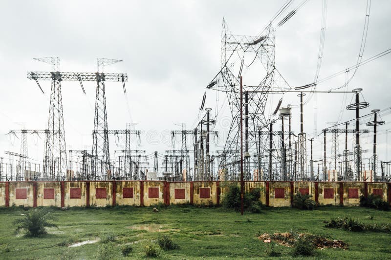 Elektrische centrale met hoogspannings elektrische posten in sideway van de weg aan Varanasi, India stock foto's Elektrische centrale met hoogspannings elektrische posten in sideway van de weg aan Varanasi, India stock foto's