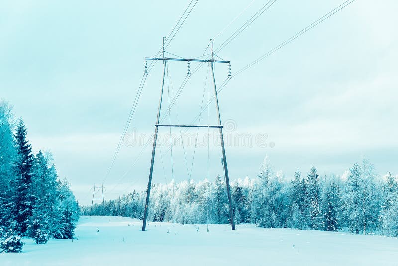 Elektrische Fernleitungen, Finnland-Winter Rovaniemi, Lappland stockfotos Elektrische Fernleitungen, Finnland-Winter Rovaniemi, Lappland stockfotos