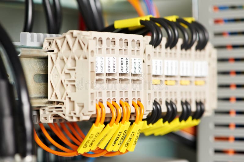 Elektrische fuseboxes und Stromleitungen Rangierloks lizenzfreies stockbild Elektrische fuseboxes und Stromleitungen Rangierloks lizenzfreies stockbild