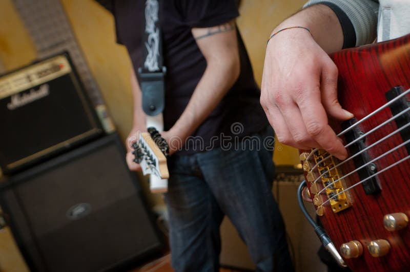 Elektrische gitaar en basspeler stock fotografie Elektrische gitaar en basspeler stock fotografie