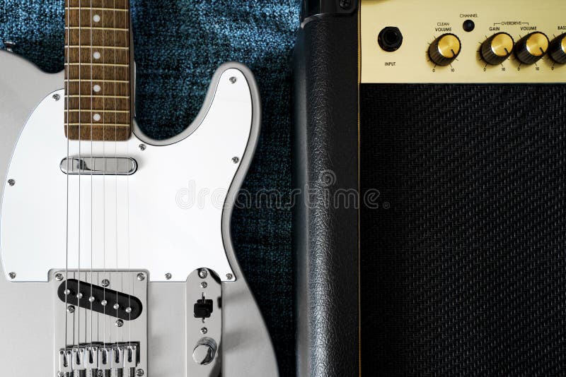 Elektrische gitaar en versterker De achtergrond van de rock stock afbeelding Elektrische gitaar en versterker De achtergrond van de rock stock afbeelding