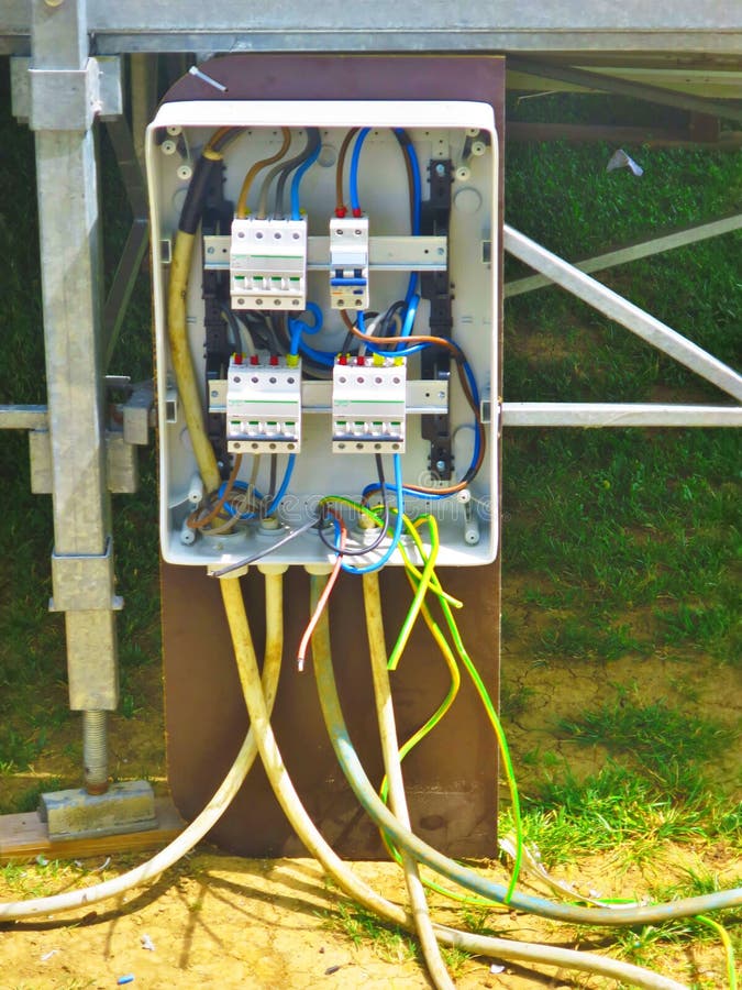 Elektrische installatiebouw van een machtslijn stock fotografie Elektrische installatiebouw van een machtslijn stock fotografie
