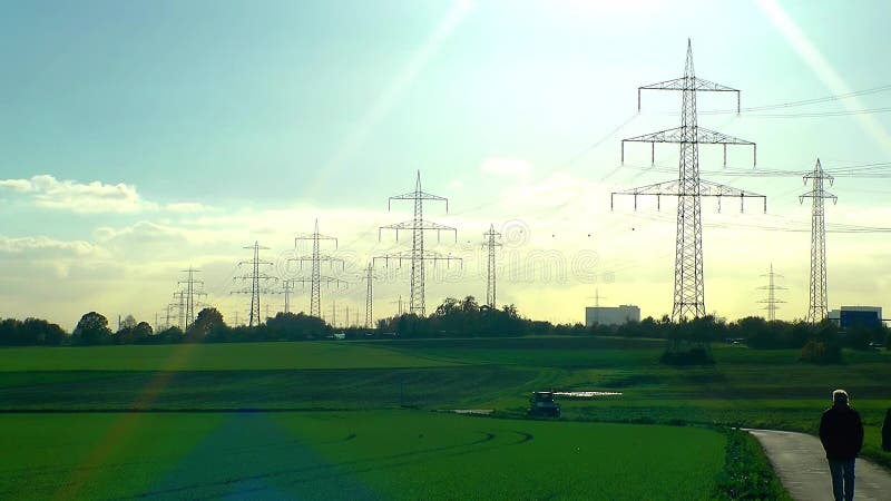 Elektrische Polen und Himmel-industrielles Konzept