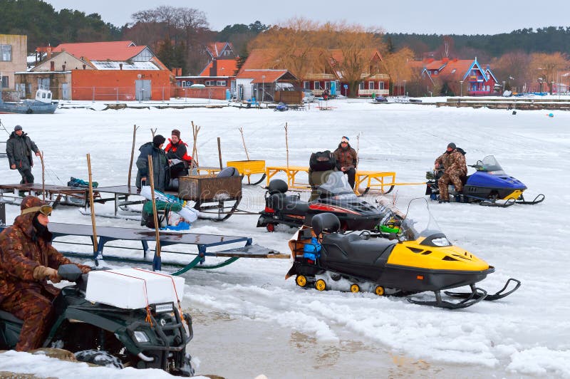 maandag hebben dinosaurus Elektrische Slee Voor Levering Van Vissers Op Ijs, Sneeuwscooters Voor De  Winter Visserij Redactionele Stock Afbeelding - Image of snelheid, koude:  123263664