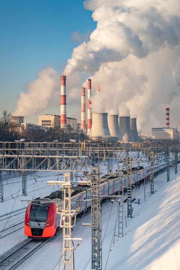 Elektrische Trein en Thermische Krachtcentrale royalty-vrije stock fotografie Elektrische Trein en Thermische Krachtcentrale royalty-vrije stock fotografie