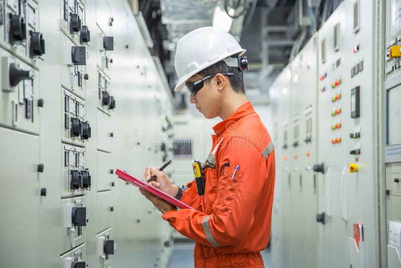 Elektrische und des Instrumenttechnikers Journaldaten im elektrischen Schalteinheitsraum lizenzfreies stockfoto Elektrische und des Instrumenttechnikers Journaldaten im elektrischen Schalteinheitsraum lizenzfreies stockfoto