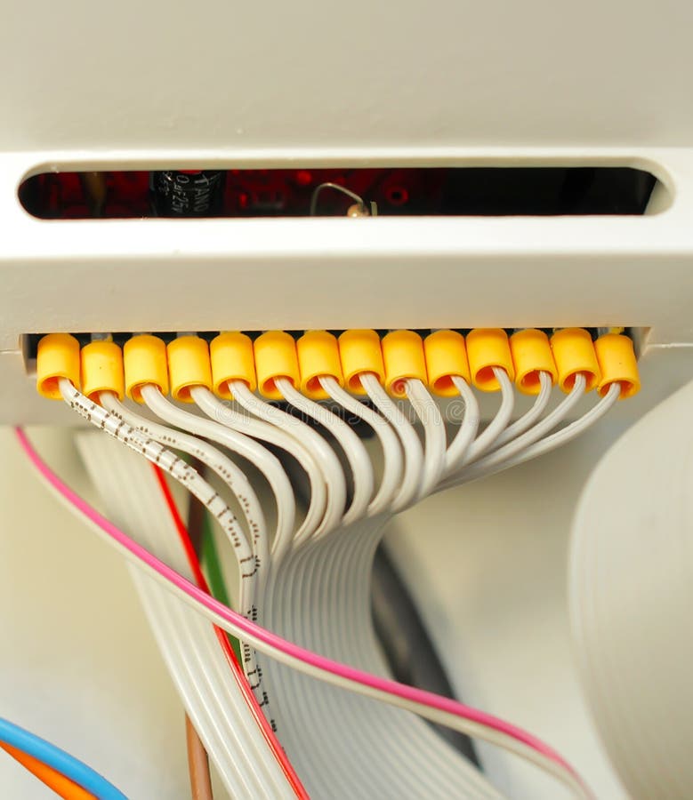 Elektrische vastgelopen witte die draden met de commutatoren worden verbonden stock afbeelding Elektrische vastgelopen witte die draden met de commutatoren worden verbonden stock afbeelding
