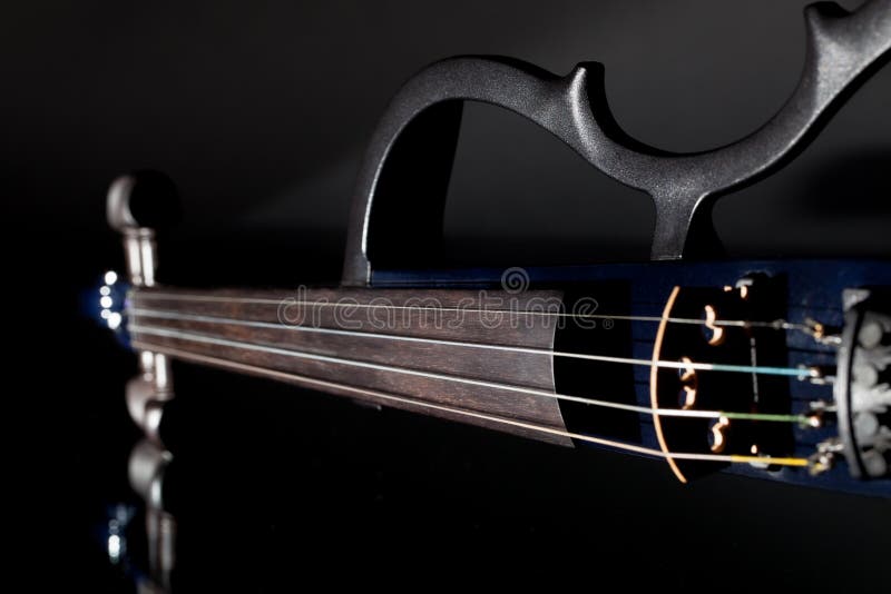 Elektrische Violine Musikinstrument des modernen Orchesters benutzt im Betrug stockfotos Elektrische Violine Musikinstrument des modernen Orchesters benutzt im Betrug stockfotos