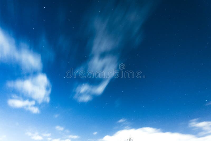 Elektrischer blauer nächtlicher Himmel mit hellen Sternen stockfotos Elektrischer blauer nächtlicher Himmel mit hellen Sternen stockfotos
