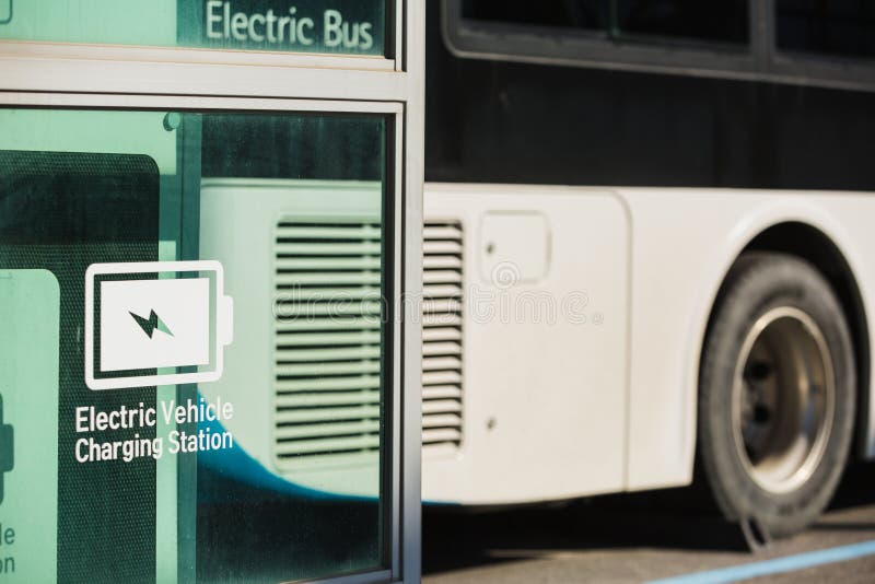 Elektrischer Bus auf Straße