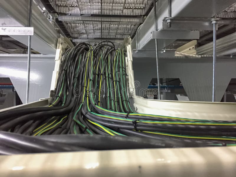 Elektrischer Draht oder Lan-Netzverdrahtung mit Unterstützung unter angehobenem Boden lizenzfreie stockbilder Elektrischer Draht oder Lan-Netzverdrahtung mit Unterstützung unter angehobenem Boden lizenzfreie stockbilder