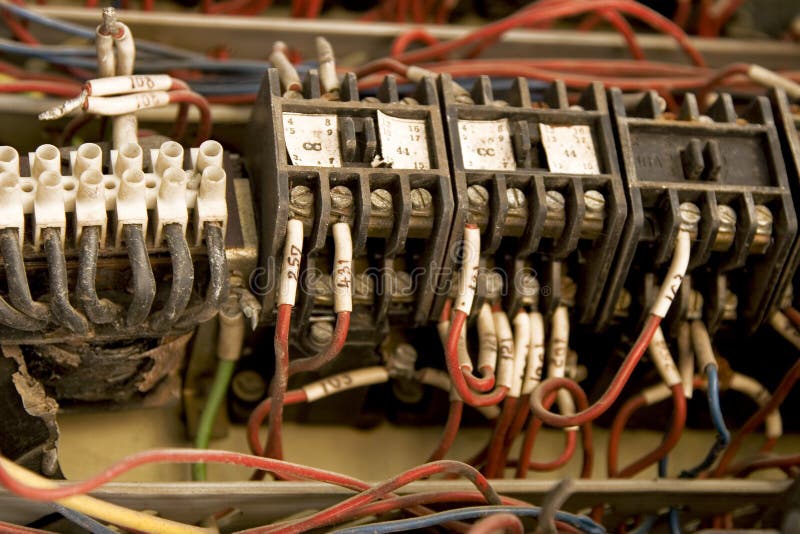 Elektrischer Einbau mit buntem Draht lizenzfreie stockfotos Elektrischer Einbau mit buntem Draht lizenzfreie stockfotos