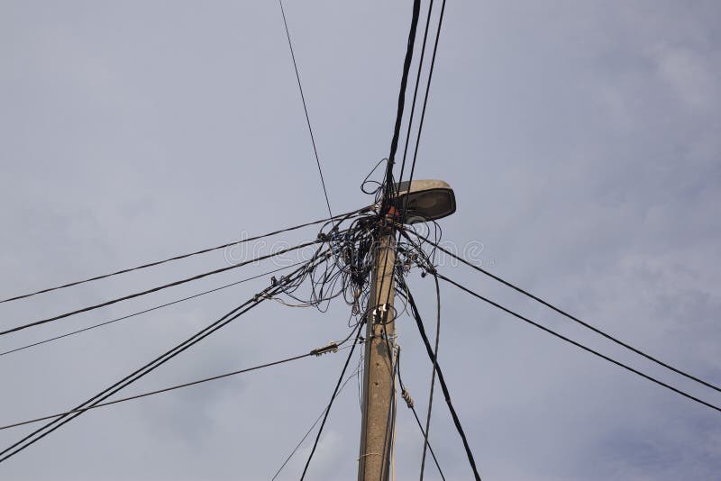 Elektrischer Mast mit Verbindungskabeln