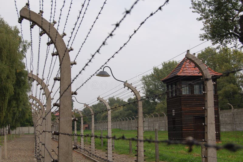 Stacheldraht-Elektrozaun stockfoto
