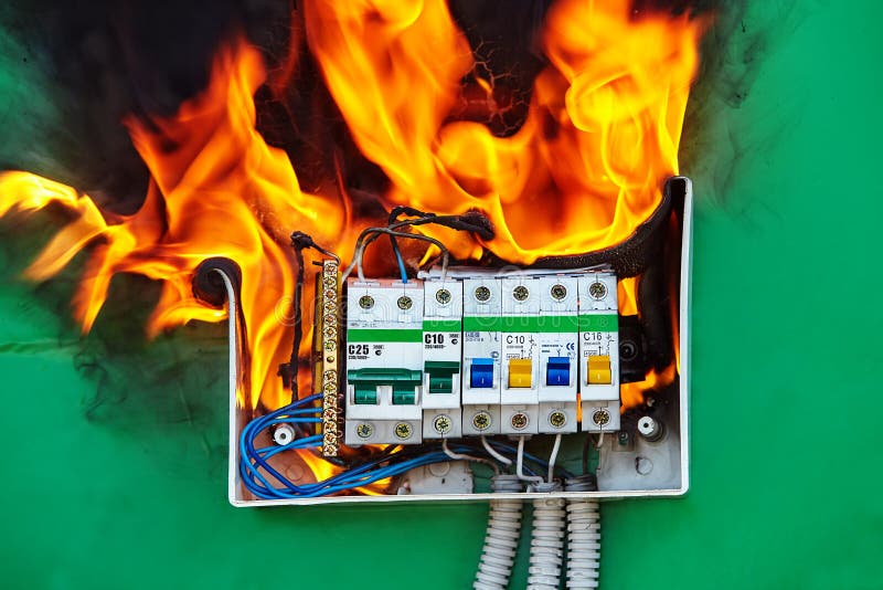 Elektrisches Hauptfeuer begann in der Verteilerflachbaugruppe lizenzfreie stockfotos