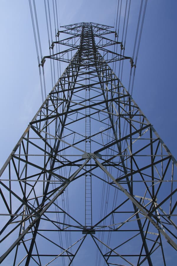 Elektrisches Pfosten- und Gefahrenzeichen stockbild Elektrisches Pfosten- und Gefahrenzeichen stockbild