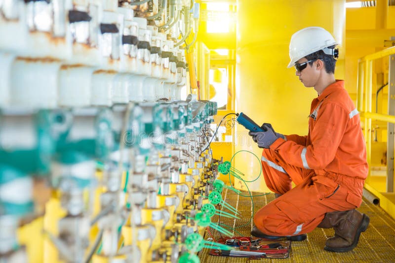 Elektrisches und der Instrumenttechnikerwartung Stromsystem am Offshoreöl und am Gas, die Plattform er Anwendung Hand verarbeitet stockfotos Elektrisches und der Instrumenttechnikerwartung Stromsystem am Offshoreöl und am Gas, die Plattform er Anwendung Hand verarbeitet stockfotos