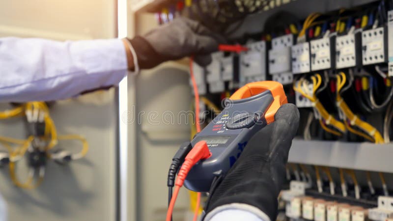Elektrisk ingenjör som använder digital flermetermätutrustning för att kontrollera elektrisk strömspänning vid kretsbrytare