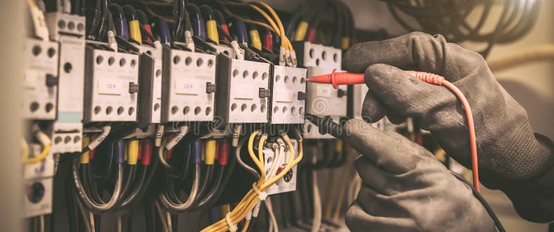 Elektrisk ingenjör som använder digital multimetermätutrustning för att kontrollera elektrisk ström.