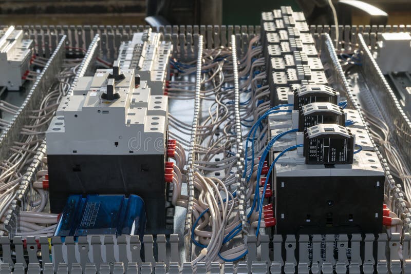 Elektrisk kabinett beslagpanel för enhet Strömkretssäkerhetsbrytare och contactors fotografering för bildbyråer Elektrisk kabinett beslagpanel för enhet Strömkretssäkerhetsbrytare och contactors fotografering för bildbyråer