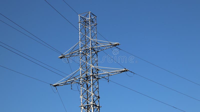 Elektrisk nätverkspol Maktteknologi Belägga med metall konstruktion Strategiska resurser Ekologimakt royaltyfri bild Elektrisk nätverkspol Maktteknologi Belägga med metall konstruktion Strategiska resurser Ekologimakt royaltyfri bild