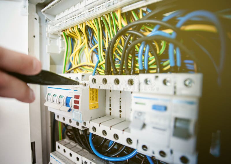 Elektriskt kabinett med strömkretssäkerhetsbrytareterminaler med säkerhetsbrytare royaltyfri foto Elektriskt kabinett med strömkretssäkerhetsbrytareterminaler med säkerhetsbrytare royaltyfri foto