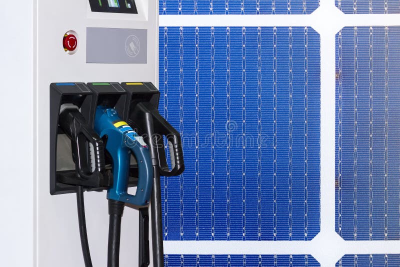 Elektriskt medel som laddar den Ev stationen och proppen av tillförsel för maktkabel för den Ev bilen på sol- celler eller photov arkivbild Elektriskt medel som laddar den Ev stationen och proppen av tillförsel för maktkabel för den Ev bilen på sol- celler eller photov arkivbild
