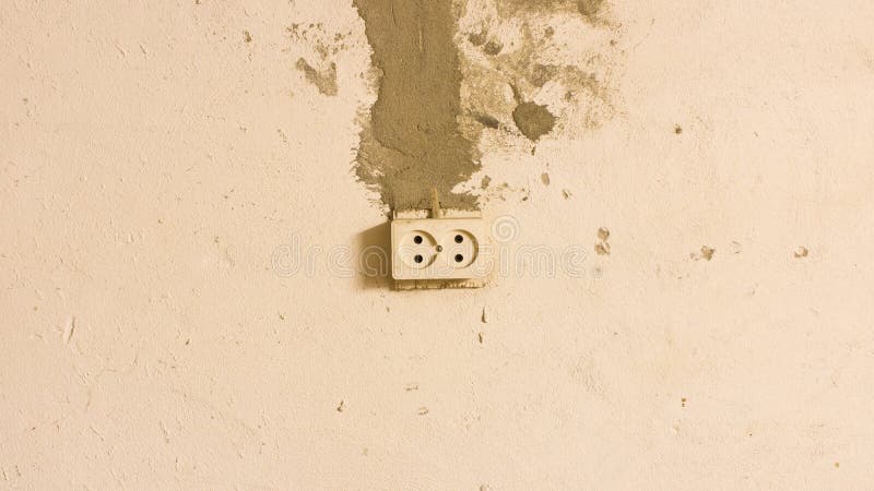 Elektroafzet op de oude concrete muur Ge?soleerdi op lichte achtergrond stock afbeelding Elektroafzet op de oude concrete muur Ge?soleerdi op lichte achtergrond stock afbeelding