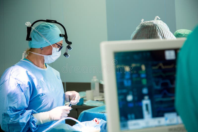 Elektrocardiogram in werkende de noodsituatieruimte die van de het ziekenhuischirurgie geduldig harttarief met onduidelijk beeldt royalty-vrije stock afbeelding Elektrocardiogram in werkende de noodsituatieruimte die van de het ziekenhuischirurgie geduldig harttarief met onduidelijk beeldt royalty-vrije stock afbeelding