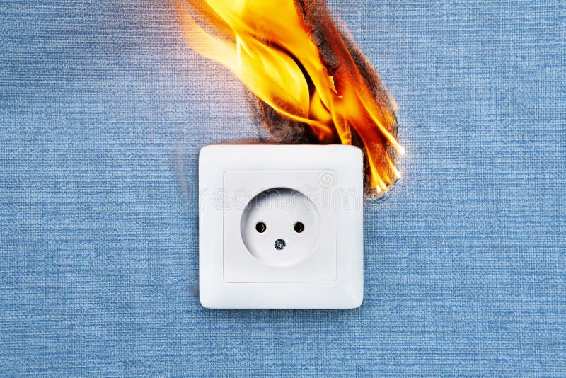 Elektrocontactdoos met een brandveiligheidsschending royalty-vrije stock afbeelding Elektrocontactdoos met een brandveiligheidsschending royalty-vrije stock afbeelding